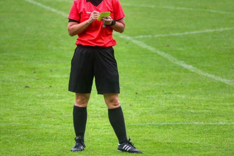 Gelb-Rot oder glatt Rot: Welche Strafe wann im Fußball? auf kicker-rabatz.de